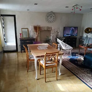  Hébergement de vacances Petite Maison De Bourg France